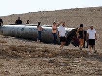 Penampakan Puing Rudal Balistik Iran Jadi Tontonan Warga Israel
