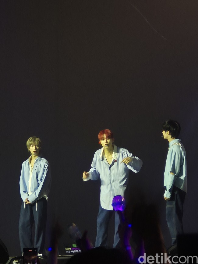 Sebelum memasuki encore, personel TXT serasi dengan MOA yang memadati Hall 5 ICE BSD City Tangerang. Kompak memakai outfit bernuansa biru langit dan putih. Foto: dok. R Chairini Putong/Wolipop