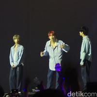 Sebelum memasuki encore, personel TXT serasi dengan MOA yang memadati Hall 5 ICE BSD City Tangerang. Kompak memakai outfit bernuansa biru langit dan putih. Foto: dok. R Chairini Putong/Wolipop