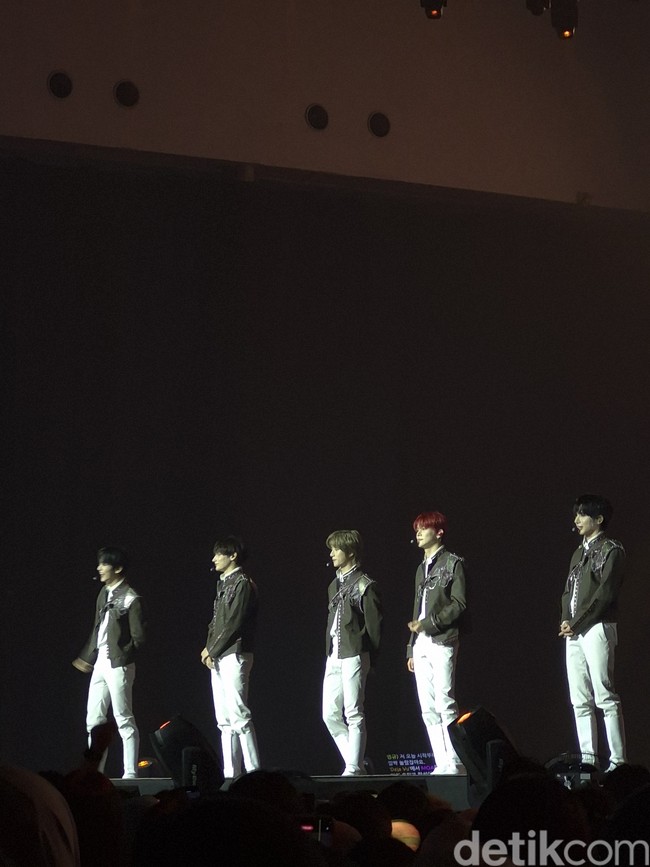 Di balik jubahnya, Soobin, Yeonjun, Beomgyu, Taehyun, dan Huening Kai memakai jas hitam. Tampil bak ksatria. Foto: dok. R Chairini Putong/Wolipop