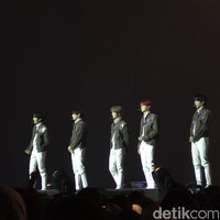 Di balik jubahnya, Soobin, Yeonjun, Beomgyu, Taehyun, dan Huening Kai memakai jas hitam. Tampil bak ksatria. Foto: dok. R Chairini Putong/Wolipop