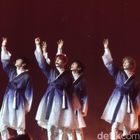 Yeonjun cs sempat kembali ke belakang panggung untuk berganti kostum hanbok. Baju tradisional Korea Selatan yang cantik dengan gradiasi warna biru dan putih. Foto: dok. R Chairini Putong/Wolipop