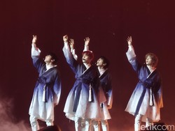 8 Gaya Personel TXT Konser di Indonesia, Pakai Hanbok Hingga Jadi Rockstar