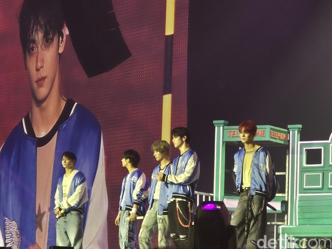 Dalam konser yang berlangsung selama tiga jam, personel TXT juga memakai kostum jaket berwarna biru. Ada detail sayap berpayet manik-manik pada bagian belakangnya. Semakin cantik ketika terkena pantulan cahaya panggung. Foto: dok. R Chairini Putong/Wolipop