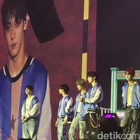 Dalam konser yang berlangsung selama tiga jam, personel TXT juga memakai kostum jaket berwarna biru. Ada detail sayap berpayet manik-manik pada bagian belakangnya. Semakin cantik ketika terkena pantulan cahaya panggung. Foto: dok. R Chairini Putong/Wolipop