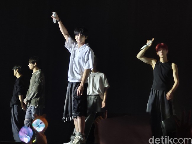 Grup KPop TXT sukses menggelar konser ketiga di Indonesia dalam rangkaian tur dunia ACT: PROMISE, Rabu (2/10/2024) kemarin di ICE BSD City Tangerang. Pemegang tiket VIP berkesempatan mengikuti sesi soundcheck dan melihat gaya kasual Yeonjun cs berbalut baju monokrom. Foto: dok. R Chairini Putong/Wolipop