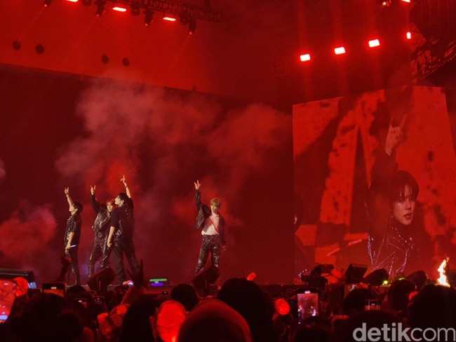 Ketika lighting panggung berwarna merah menyala, personel TXT tampil bak rockstar dengan jaket dan celana kulit ketat. Foto: dok. R Chairini Putong/Wolipop