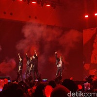 Ketika lighting panggung berwarna merah menyala, personel TXT tampil bak rockstar dengan jaket dan celana kulit ketat. Foto: dok. R Chairini Putong/Wolipop