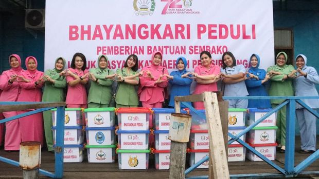 Pengurus antar organisasi wanita di Dumai memberikan bantuan. (Dok Polres Dumai)