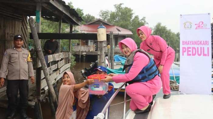 Pengurus antar organisasi wanita di Dumai memberikan bantuan. (Dok Polres Dumai)