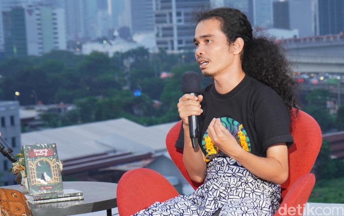 Penulis Boy Candra saat menyambangi kantor detikcom pada Rabu (3/10/2024).