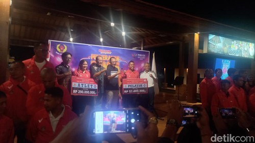 Penyerahan bonus kepada atlet dan pelatih asal Buleleng peraih medali PON XXI Aceh-Sumatera Utara, Kamis (3/10/2024).