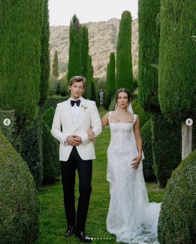 Sedangkan Jake Bongiovi yang sehari-harinya dikenal sebagai model tampil sempurna dalam balutan setelan jas putih dan celana hitam dari Tom Ford. Foto: Dok. divinedayphotography, camillaboniekevents