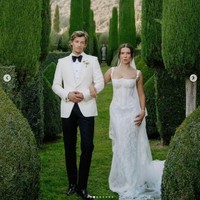 Sedangkan Jake Bongiovi yang sehari-harinya dikenal sebagai model tampil sempurna dalam balutan setelan jas putih dan celana hitam dari Tom Ford. Foto: Dok. divinedayphotography, camillaboniekevents