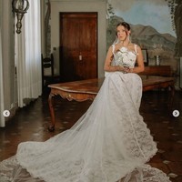 Pada momen upacara pernikahannya di Italia, Millie Bobby Brown tampil cantik mengenakan gaun pengantin putih. Gaun yang hadir dengan korset lace itu karya desainer couture, Galia Lahav. Foto: Dok. divinedayphotography, camillaboniekevents