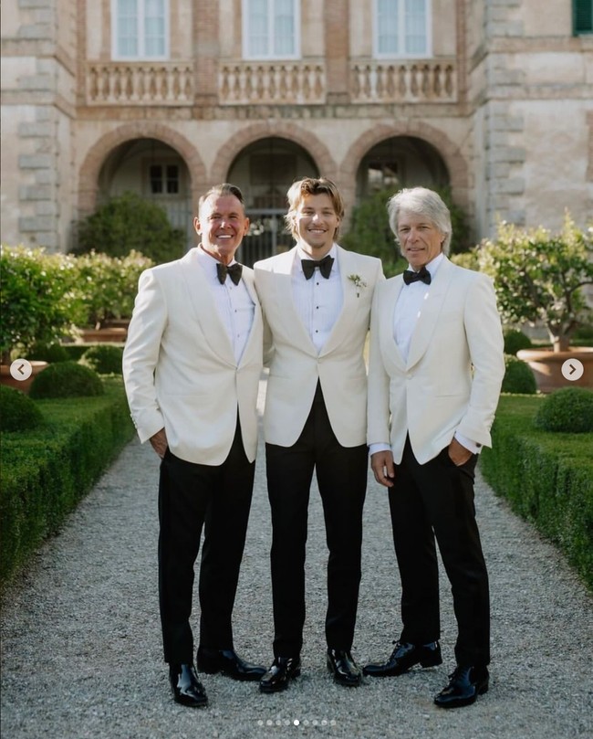 Pernikahan Millie Bobby Brown dan Jake Bongiovi pastinya dihadiri keluarga. Penyanyi Jon Bon Jovi yang merupakan ayah mempelai pria tampil dengan setelan jas Tom Ford seperti putranya.Foto: Dok. divinedayphotography, camillaboniekevents