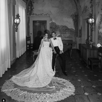 Seperti dikutip NY Post, Millie Bobby Brown ganti busana sebanyak empat kali pada pernikahannya di Italia ini. Saat resepsi pernikahan di villa mewah Italia tersebut, Millie mengenakan gaun lace dari Oscar de la Renta.Foto: Dok. divinedayphotography, camillaboniekevents