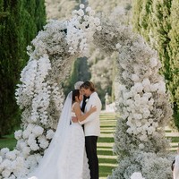 Inilah momen Millie Bobby Brown dan Jake Bongiovi mengucap janji sehidup semati di upacara pernikahan kedua mereka. Kali ini keduanya mengucap janji suci dengan latar pepohonan hijau dan dekorasi bunga putih yang begitu indah di Tuscany, Italia.Foto: Dok. divinedayphotography, camillaboniekevents