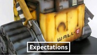 Tak ditemukan kemiripan pada kuenya, ada sosok Wall E yang berubah jauh. Pada hasil pesanan kue Wall E, traktornya lebih mirip seperti traktor rusak. Foto: Bored Panda