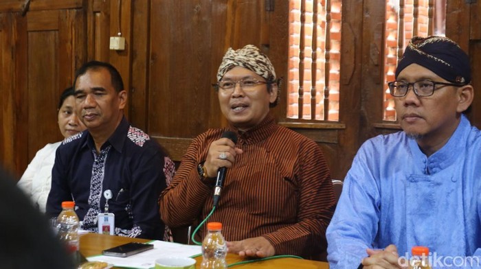 Pjs Bupati Sleman Kusno Wibowo (tengah) saat memeberi keterangan kepada wartawan, Kamis (3/10/2024).