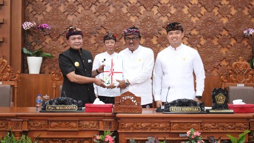 Pjs. Wali Kota Denpasar I Dewa Gede Mahendra Putra seusai menyampaikan Ranperda tentang APBD Kota Denpasar Tahun Anggaran 2025 di pembukaan sidang paripurna DPRD Kota Denpasar, Kamis (3/10/2024)