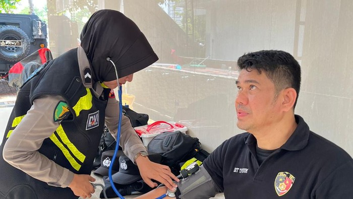Polda Metro Jaya mengecek kesehatan personel menjelang pengamanan Pilkada.