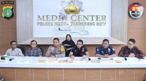 Polisi mengungkap misteri penyebab kematian pasutri lansia yang ditemukan tewas 'terkunci' di Cipondoh, Kota Tangerang.