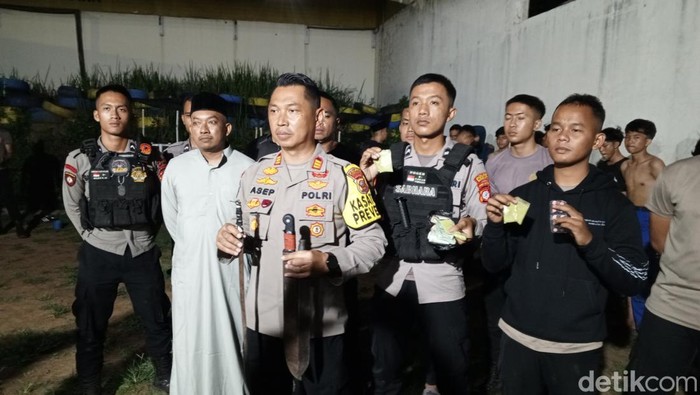 Polisi menunjukkan barang bukti tawuran pelajar di Sumedang