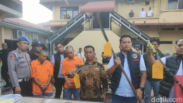 Polisi menunjukkan senjata tajam yang digunakan geng motor di Asahan untuk tawuran.