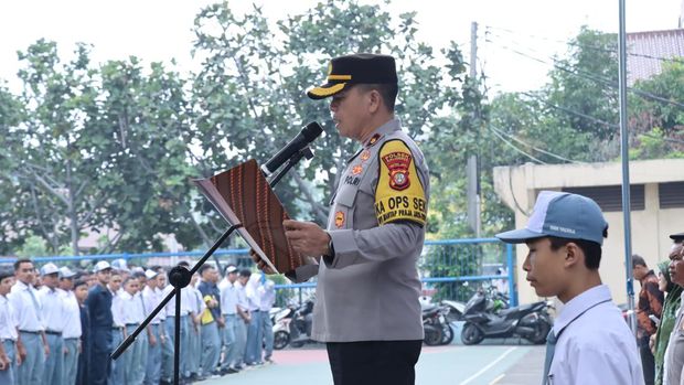 Polsek Kalideres menggandeng siswa SMK deklarasi anti tawuran.