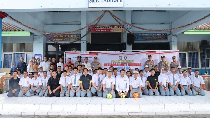 Polsek Kalideres menggandeng siswa SMK deklarasi anti tawuran.