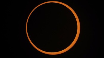 Pengamat yang berada di luar jalur pusat gerhana tetapi masih dalam bayangan bulan akan mengalami gerhana matahari sebagian. Bulan hanya akan menghalangi sebagian matahari dan tidak akan pernah menciptakan cincin api di langit. (AP Photo/Esteban Felix)