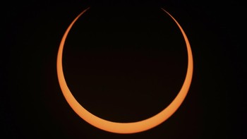 Gerhana matahari cincin ini terlihat di Chile dan Argentina. (AP Photo/Esteban Felix)