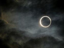 Potret Fenomena Gerhana Matahari Cincin di Langit Chile-Argentina