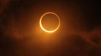 Bulan bergerak melewati matahari selama gerhana matahari cincin di Puerto San Julian, Argentina, Rabu (2/10/2024). (AP Photo/Natacha Pisarenko)