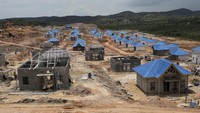 Proyek ini masih menuai polemik lantaran tetap digalakkan meski warga setempat menolak. Proses relokasi warga pun terhambat lantaran adanya konflik sengketa tanah antara masyarakat, pemerintah, dan PT.