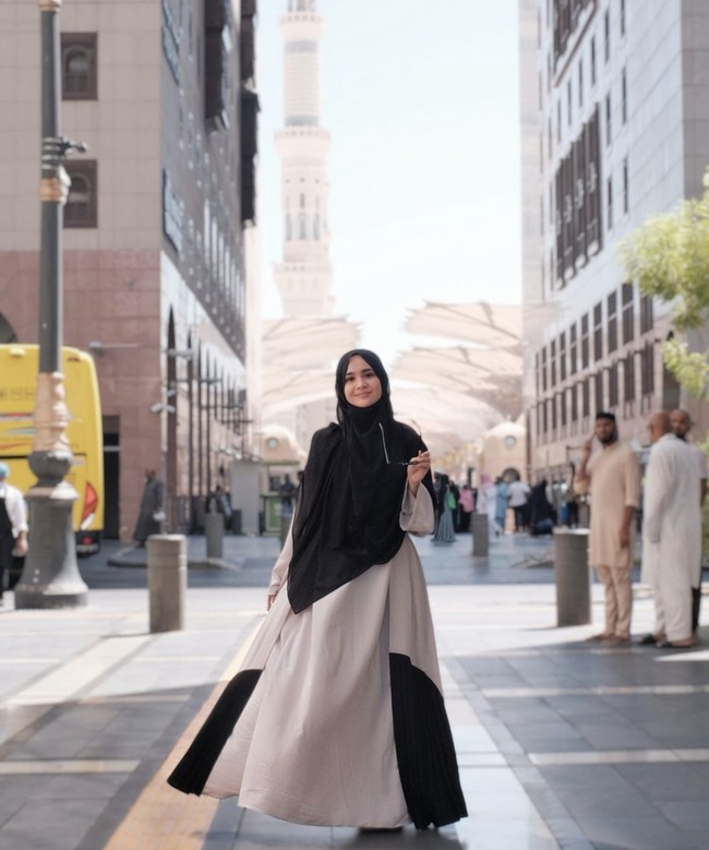 Michelle Ziudith tampak cantik dalam balutan gamis krem-hitam yang elegan. Tentu dilengkapi dengan kerudung menutip dada ketika tiba di Tanah Suci. Foto: Dok. Instagram @michelleziu