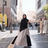 Michelle Ziudith tampak cantik dalam balutan gamis krem-hitam yang elegan. Tentu dilengkapi dengan kerudung menutip dada ketika tiba di Tanah Suci. Foto: Dok. Instagram @michelleziu