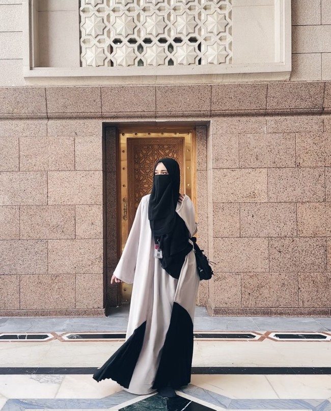 Aktris 29 tahun itu tidak hanya berhijab tapi juga mencoba bercadar. Ia memilih mengenakan cadar hitam yang panjang. Foto: Dok. Instagram @michelleziu