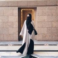 Aktris 29 tahun itu tidak hanya berhijab tapi juga mencoba bercadar. Ia memilih mengenakan cadar hitam yang panjang. Foto: Dok. Instagram @michelleziu