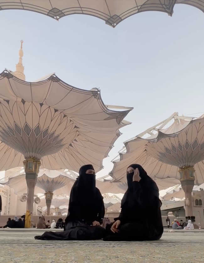 Dalam momen lainnya, Michelle Ziudith pun mencoba mengenakan niqab yang menutup bagian dahinya. Ia memakai gamis hitam panjang yang longgar. Foto: Dok. Instagram @michelleziu