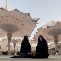 Dalam momen lainnya, Michelle Ziudith pun mencoba mengenakan niqab yang menutup bagian dahinya. Ia memakai gamis hitam panjang yang longgar. Foto: Dok. Instagram @michelleziu