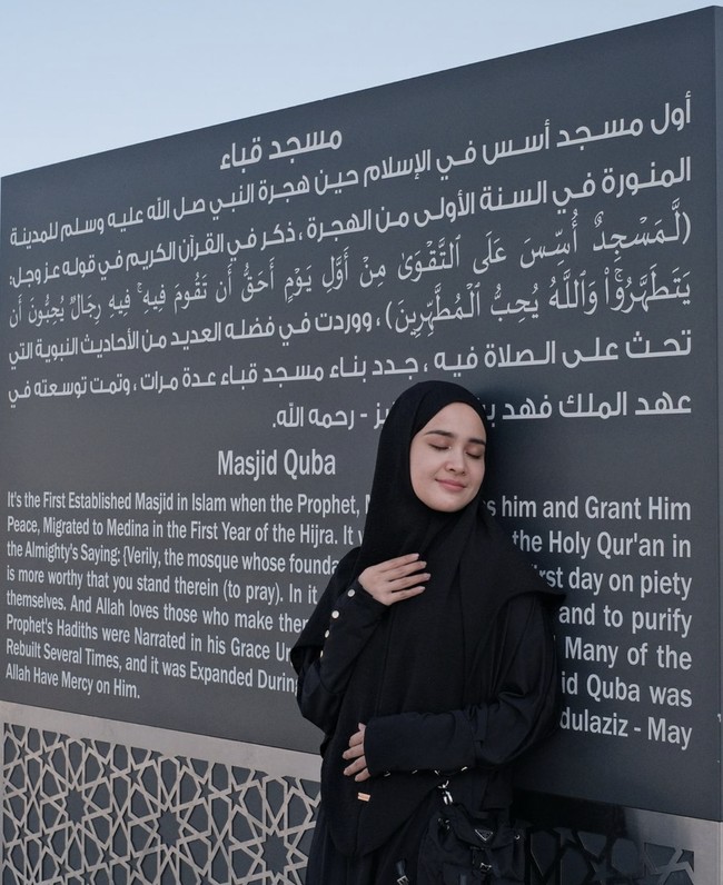 Michelle Ziudith tampak cantik alami bahkan ketika tidak menggunakan riasan wajah saat berpose di Masjid Quba. Wajahnya tetap flawless dalam balutan hijab serba hitam. Foto: Dok. Instagram @michelleziu