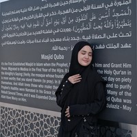 Michelle Ziudith tampak cantik alami bahkan ketika tidak menggunakan riasan wajah saat berpose di Masjid Quba. Wajahnya tetap flawless dalam balutan hijab serba hitam. Foto: Dok. Instagram @michelleziu