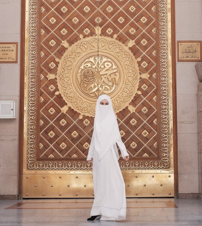 Kali ini Michelle Ziudith mengenakan busana serba putih dengan cadar warna off white. Meromantiskan hati di Madinah…, tulis Michelle Ziudith di Instagram. Foto: Dok. Instagram @michelleziu