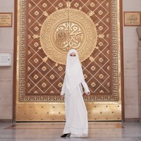 Kali ini Michelle Ziudith mengenakan busana serba putih dengan cadar warna off white. Meromantiskan hati di Madinah…, tulis Michelle Ziudith di Instagram. Foto: Dok. Instagram @michelleziu