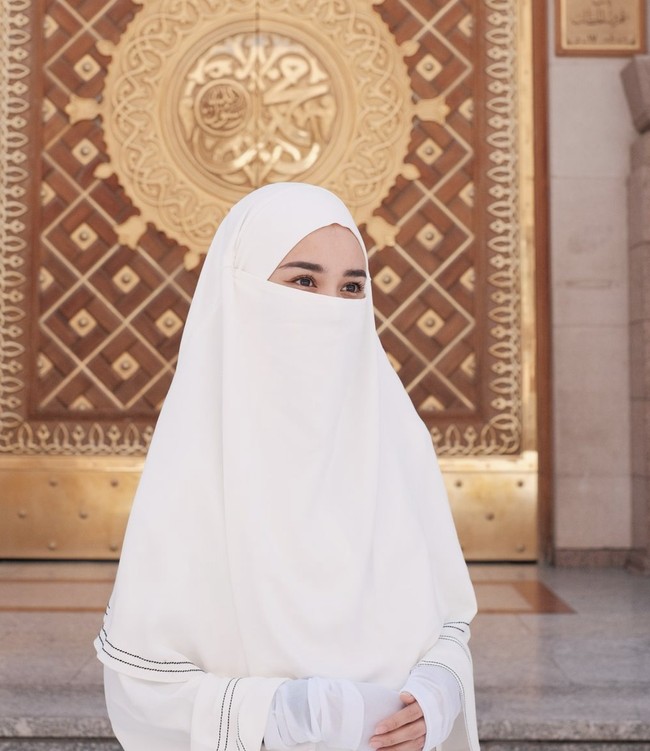 Untuk menjaga aurat bagian tangan, Michelle Ziudith pun menambahkan gamis longgarnya dengan penutup lengan dengan warna serupa. Ia lebih banyak memakai cadar saat berada di Madinah. Foto: Dok. Instagram @michelleziu