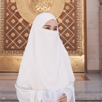 Untuk menjaga aurat bagian tangan, Michelle Ziudith pun menambahkan gamis longgarnya dengan penutup lengan dengan warna serupa. Ia lebih banyak memakai cadar saat berada di Madinah. Foto: Dok. Instagram @michelleziu
