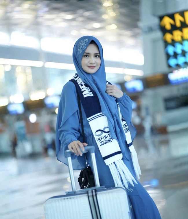 Michelle Ziudith pergi umrah bersama keluarga. Penampilannya berubah drastis dengan berhijab panjang dan memakai gamis longgar. Foto: dok. Instagram @michelleziu