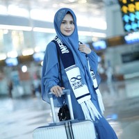 Michelle Ziudith pergi umrah bersama keluarga. Penampilannya berubah drastis dengan berhijab panjang dan memakai gamis longgar. Foto: dok. Instagram @michelleziu
